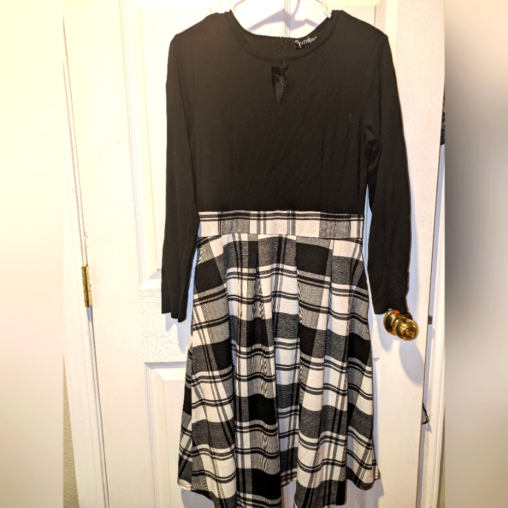 Size L black and white dress